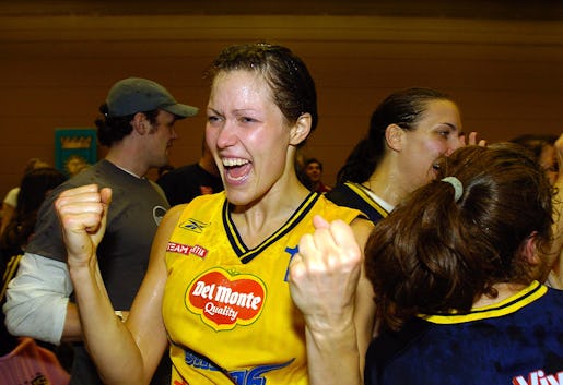 STOCKHOLM 20040421 Basketligan, damer. Solnas basketdamer tog SM-guld efter att besegrat Brahe med 66-64, vilket betydde 3-0 i matcher. Bilden: Cecilia Ferm jublar efter SM-guldet. Foto Stefan Jerrevång / SCANPIX Code 60160