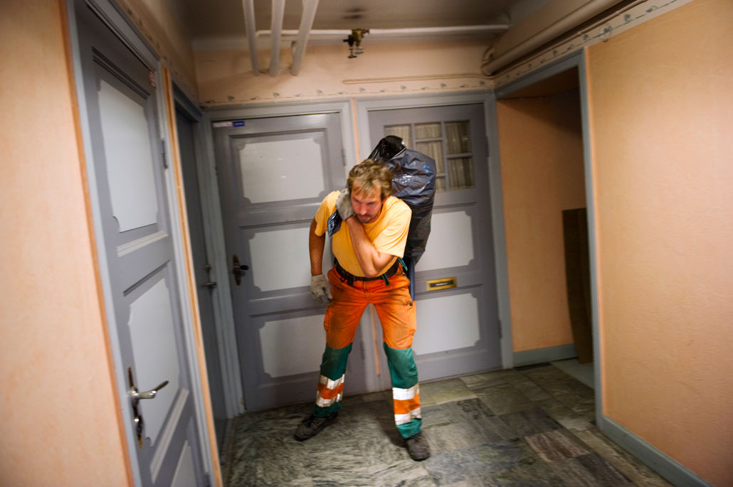 Det är bökigt med pirran i trapporna, så Glenn Wärn tar sopsäcken på ryggen. Det här slitet är på väg bort i Sundbyberg. Säckarna ersätts av kärl på hjul.