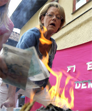Gudrun Schyman brände sedlar på tisdagmorgonen i Almedalen.