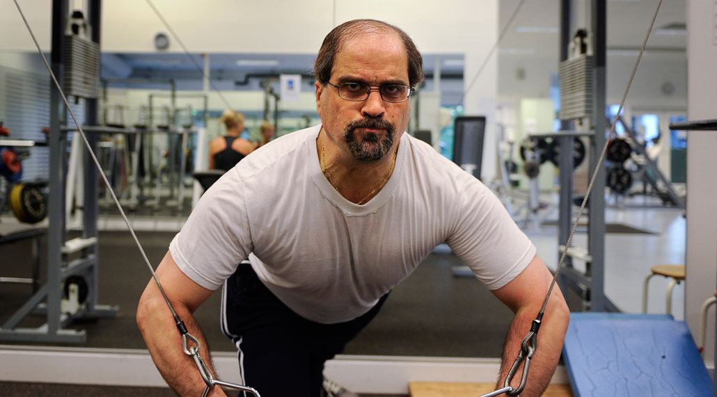 Psykiatriskötaren Gaby Mazmanian ger bröstmusklerna en omgång på Akademiska sjukhusets eget gratisgym för de anställda.