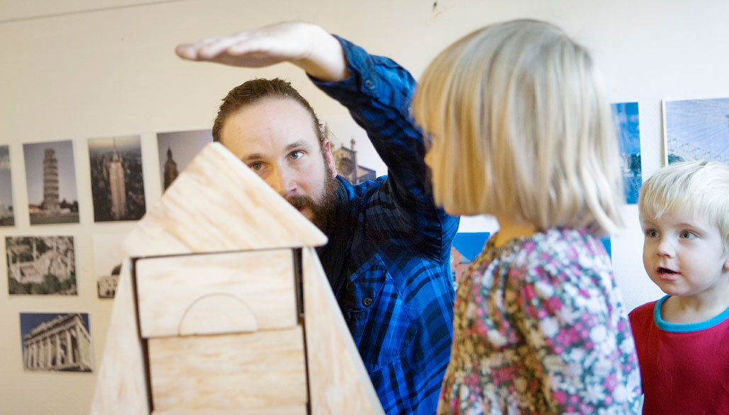 Nicklas Bäckström tycker att förskolans personal blivit mer medveten om hur man kan minska ljuden. Ljuddämpade klossar är bra till exempel – då gör det inte ont i öronen när tornet rasar.