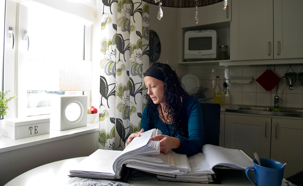 Pernilla Karlsson Pernilla Karlsson har flera pärmar med sjukjournaler och korrepondens med Försäkringskassan.