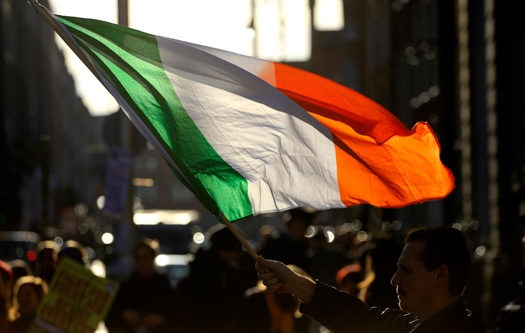 Irländare demonstrerar mot krispaketet. Irländare demonstrerar mot krispaketet.