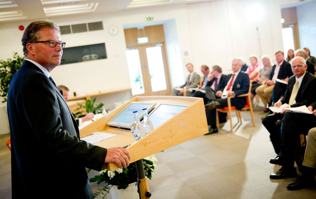 Volvo AB:s delårsbokslut den 22 juli i år. En nöjd Volvochef kan meddela aktieägarna att koncernen vänt en förlust på 7,7 miljarder till en vinst på 4,5 miljarder.