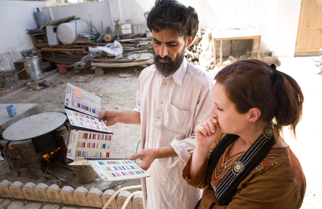 Lotta Sandström tittar på färgprover tillsammans med Saleh Mohammad.