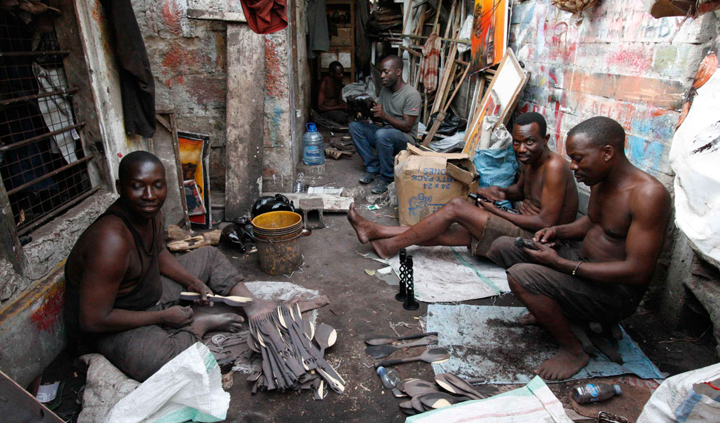 Träsnidarna säljer sina verk till bodarna runt omkring. Men krisen påverkar även deras försäljning. Från vänster Kipimo Kilimila, Mudy Raisi, Hamidu Kirumbi och Salum Mgeni. Längst in i mörkret jobbar Doglas Muhunzi.