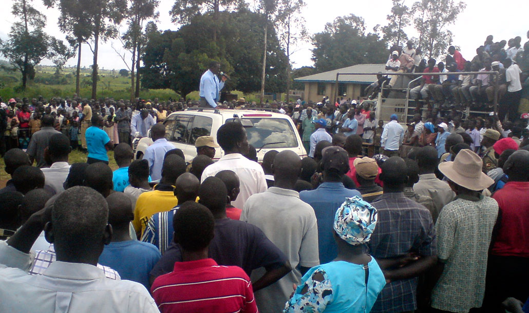 Oppositionsledaren Kizza Besigye, eller dr Kizza som de flesta kallar honom, samlar åhörare på ett fält i norra Uganda, mitt i ett område där det tills nyligen pågick strider.