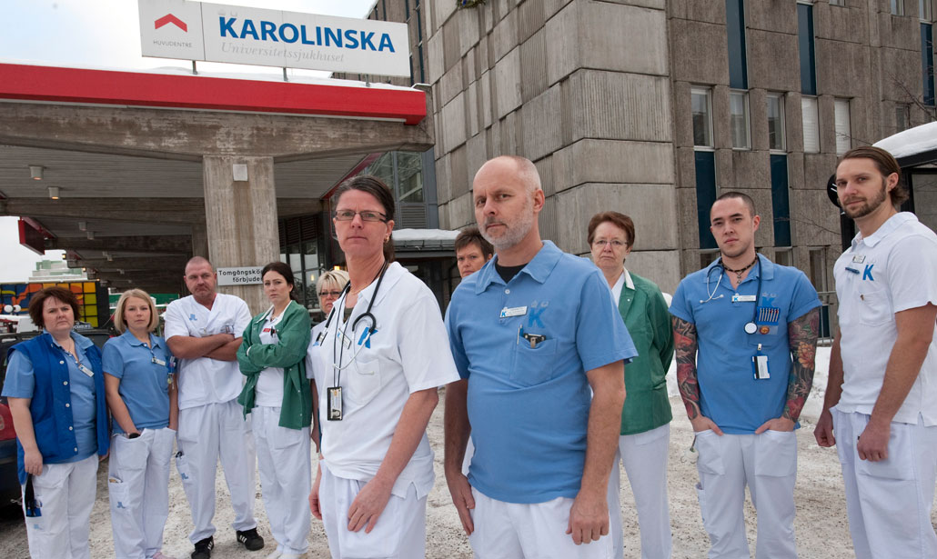 Sjuksköterskor och undersköterskor på akuten i Huddinge är lika upprörda. I förgrunden Kia Andersson och Kenneth Lindberg.