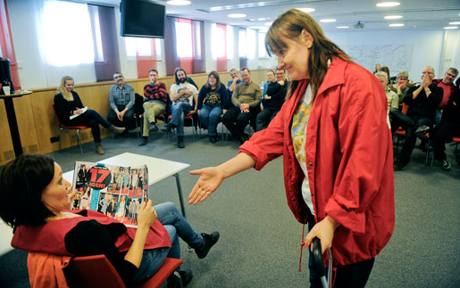 Ulrika Lindberg och Susanne Lindberg ”Vilken tur du har att jag kommer nu när du sitter här alldeles ensam. Berit heter jag, kommer från Kommunal.” Berit (Susanne Lindberg) hugger in på bytet, Emma (Ulrika Lindberg), som ska värvas till varje pris. Känslig som en ångvält kör Berit på rakt mot fiaskot innan hon räddas av Sekos rekryteringsutbildning.