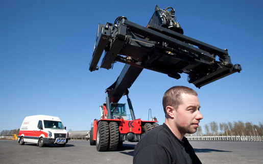 — Containertrucken är vårt flaggskepp. Datakunskaper behövs för att jag ska kunna söka fel och byta delar i den, säger Stefan Bergström på Cargotec.