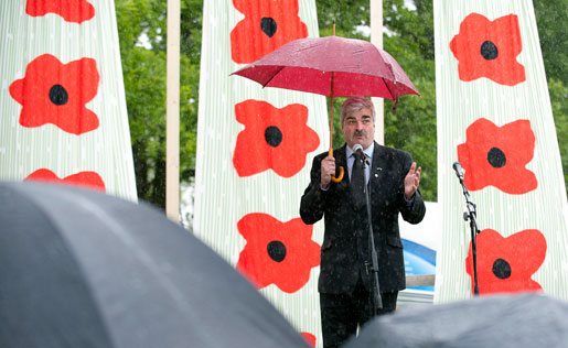 Socialdemokraterna i Nacka ordnar familjedag och regnet strilar. Paraplyet återkommer i Håkan Juholts tal: I Social­demokraternas Sverige håller den som står i solsken upp ett paraply över den som råkar stå i ösregn.