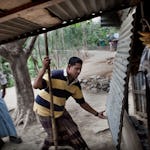 Mizanul Rahman säljer frukt och tobak från ett litet skjul.