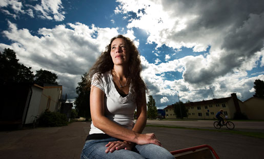 När Camilla Rågfors gick ur Sverigedemokraterna slog hatet mot henne ut i full blom. Men hon anser ändå att politikerna gör fel som ignorerar Sverigedemokraterna. Om gräsrötterna i partiet bara får svar på sina frågor så faller SD:s politik platt, tror hon.