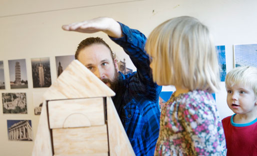 Förskolan Spiltan. Nicklas Bäckström bygger torn med Maximilian Johansson och Moa Lovén.