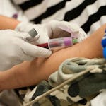 Första anhalt för patienten: triagen där bland annat blodprov tas för att avgöra exakt hur akut ärendet är.