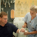 Sjuksköterskan gipsar armen på Stefan Ung som cyklade omkull i morse. Han körde hem med bruten arm. ”Vad skulle jag göra?”