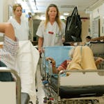 Trångt i korridoren där Agneta Bolander ska fram.