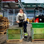 Det går bra för Scania. Varje vecka anställs ungefär 15 metallarbetare ytterligare hos lastbilstillverkaren i Södertälje. Baksidan för de anställda är övertiden. Klubben på Scania har fått igenom att IF Metall ska ta upp frågan i avtalsrörelsen. Truckföraren Anette Ekenstierna är en av dem som har mycket att göra.