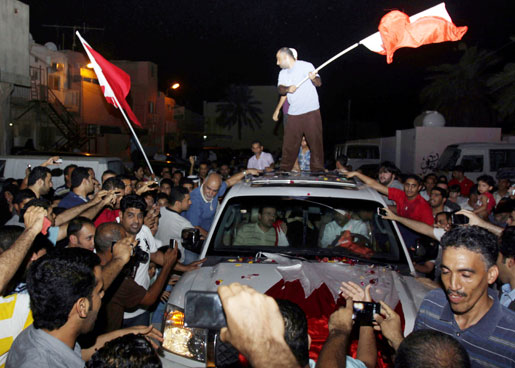 Bahrains folkliga protester har slagits ned med våld, men framtiden är ändå hoppfull. På bilden visar människor sitt stöd för en av de läkare som åtalats för att ha vårdat skadade demonstranter efter tidigare protester.