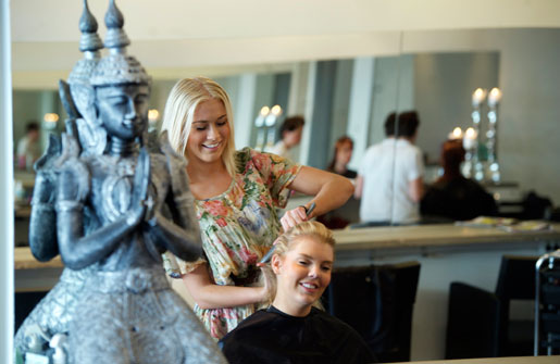 Försäkring, pension, a-kassa, semester, pappersarbete ... Det är mycket att tänka på för den som blir egenföretagare. Elin Johansson friserar kollegan Amy Uleskog.