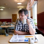 Frank Weisheit på Saabs avdelning för eftermarknad arbetar för fullt trots att han inte fått någon lön sedan i juli. – Vi säljer massor med reservdelar.