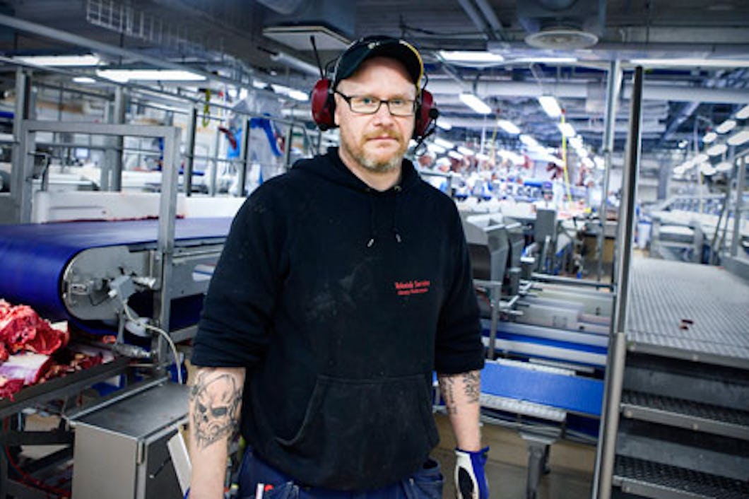 I dag ansvarar Jimmy Pettersson för att mekaniken i nötstycken fungerar. Sedan han slapp ifrån de monotona rörelserna vid stycklinjen kan Jimmy arbeta för fullt.