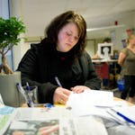 För Kajsa Persson gav gymnasieutbildningen till fordonselektriker inget Saabjobb. I stället hoppas hon nu på jobb som truckförare. Utbildningen har hon god nytta av på fritiden när hon mekar med bilar.