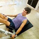 Rafael Hernandez styrketränar för att snabbt kunna börja montera bilar igen. – Vi älskar det här jobbet, säger han.