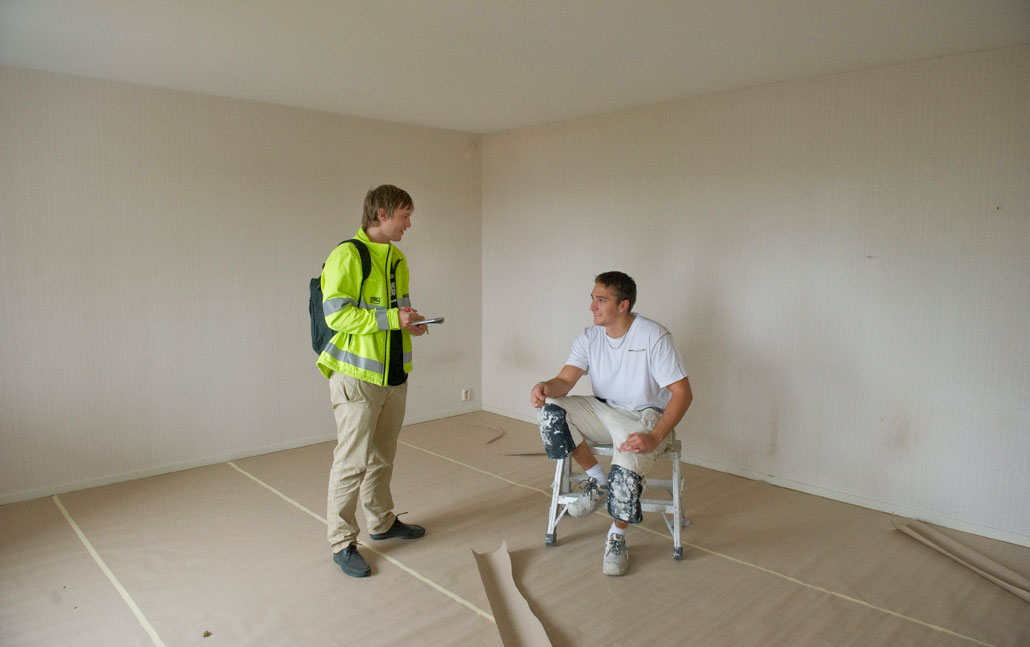 Målaryrket är inte alltid en dans på täckpapper. Mikael Andersson (t h) får en kort paus från jobbet när Stefan Johansson kommer och diskuterar facket.