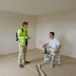 Målaryrket är inte alltid en dans på täckpapper. Mikael Andersson (t h) får en kort paus från jobbet när Stefan Johansson kommer och diskuterar facket.