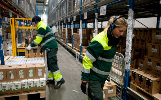 En metallisk röst i hörluren styr plockarna Sara Lindberg och Filip Granander under hela arbetspasset. Systemet, Pick to Voice, registrerar deras prestation minut för minut.