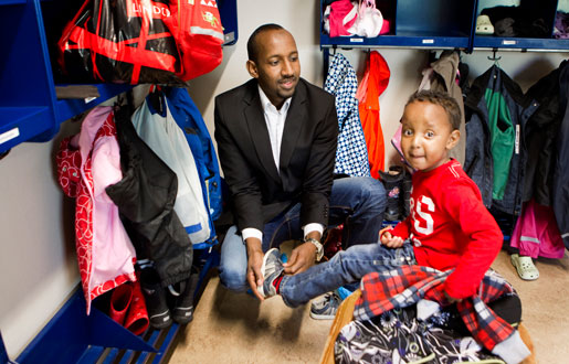 Dagis är slut för i dag. Ahmed ska snart fylla fyra. Han svarar på svenska när pappa Mohammad Aden pratar somaliska.