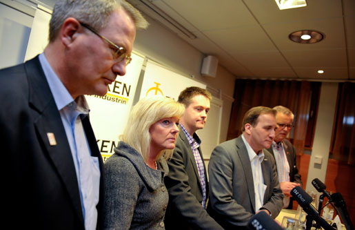 Ulf Bengtsson ordförande i Sveriges Ingengörer, Cecilia Fahlberg, ordförande i Unionen, Per-Olof Sjöö ordförande i GS, Stefan Löfven, ordförande i IF Metall och Hans-Olof Nilsson, ordförande i Livs talar med pressen efter att de fem facken inom industrin svarat på slutbudet från de opartiska medlarna. Ulf Bengtsson ordförande i Sveriges Ingengörer, Cecilia Fahlberg, ordförande i Unionen, Per-Olof Sjöö ordförande i GS, Stefan Löfven, ordförande i IF Metall och Hans-Olof Nilsson, ordförande i Livs talar med pressen efter att de fem facken inom industrin svarat på slutbudet från de opartiska medlarna.
