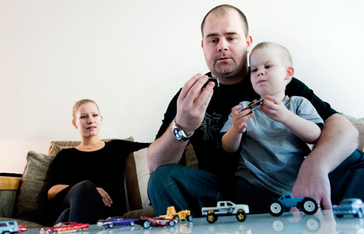 Soffbordet har blivit p-plats. Sebastian går på dagis, men är hemma mycket eftersom Tina och Marcus jobbar på konstiga tider och är lediga mitt i veckan. I februari blir han storebror.