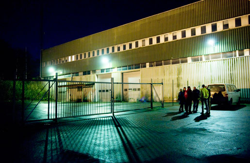 Chaufförer från Bulgarien kör Volvos lastbilar från fabriksporten till kunder och hamnar i Norden. Lönen: 1 000 kronor i månaden. Arbetstiden: 80 timmar i veckan. Ruskvädersgatan klockan 18. Minibussen är urlastad och chaufförerna kan pusta ut efter en lång dag. Deras kontakt med det svenska samhället inskränker sig till lågprisbutiker, tullare, speditörer och möjligen en eller annan polis längs vägarna.