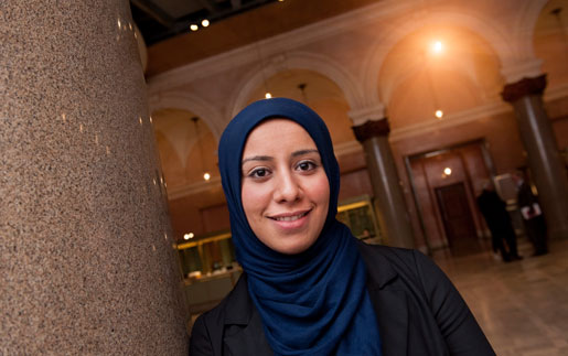 – Mina föräldrar varnade mig för att bära sjal, men jag gör det nu av religiösa skäl. Jag vill visa vem jag är, säger Ayat Mneina.