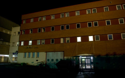 Det lyser i några fönster på första våningen i kontorshuset på Ruskvädersgatan 8 på Hisingen. Där sover de bulgariska chaufförerna. Kontoret har använts i något år, men ska chaufförerna flytta.