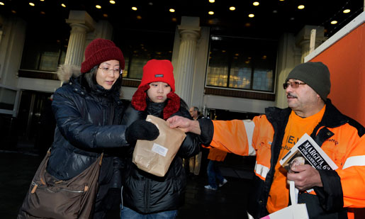 Kamir Ünver räknar med att han blir arbetslös den 25 januari efter att ha städat åt SJ i nästan 24 år. I onsdags delade han ut flygblad och påsar med färdkost till resenärerna utanför Stockholms central.