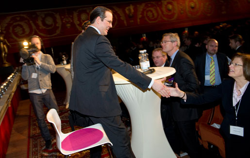 Finansminister Anders Borg skakar hand med Marie Arwidson från Skogsindustrierna.