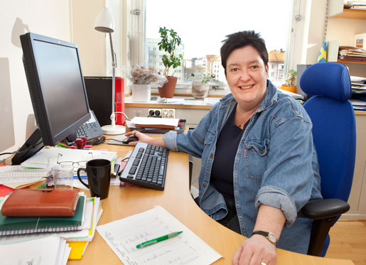 – Mitt uppdrag som debattör är inte att rabbla upp en massa siffror, utan att få människor att tänka, säger Ewa Glimhed, en av LO:s nyutbildade debattörer mot rasism. – Mitt uppdrag som debattör är inte att rabbla upp en massa siffror, utan att få människor att tänka, säger Ewa Glimhed, en av LO:s nyutbildade debattörer mot rasism.