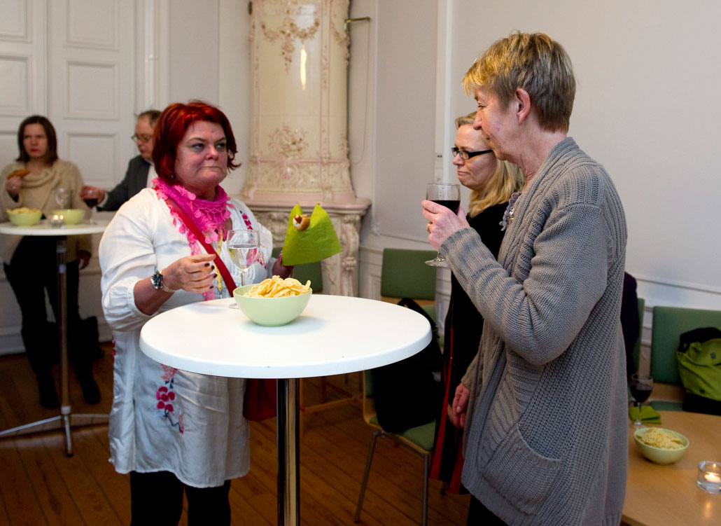 Ulla Lindqvist, LO, försnackar med ST:s Britta Lejon och Annette Carnhede.