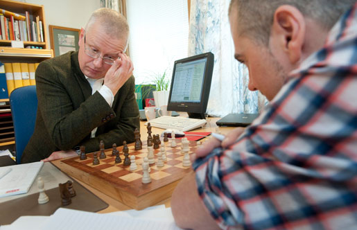 LO-Tidningens reporter Erik Larsson utmanade Pappers ordförande Jan-Henrik Sandberg på schack.