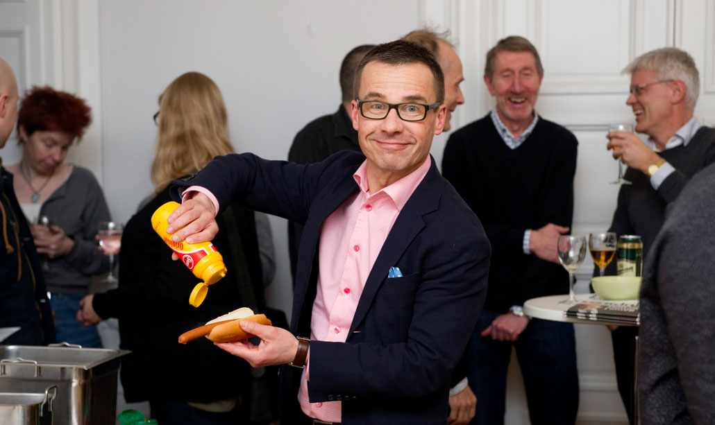 Ulf Kristersson hann med en korv innan debatten startade.