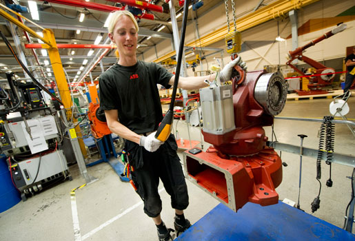 Industrin – här ABB Robotics – och arbetsgivarna i stort borde måna om de bemanningsanställdas villkor.