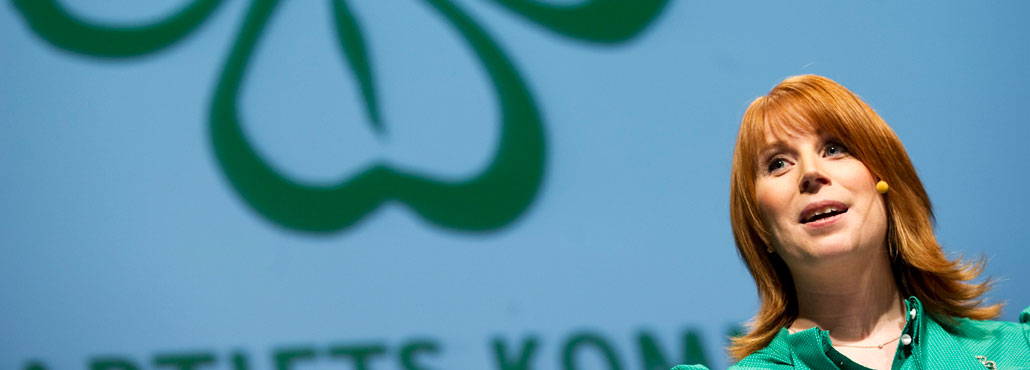 Centerns partiledare är 28 år och har en lön på 150 000. Är hon rätt person att kräva sänkta ingångslöner?