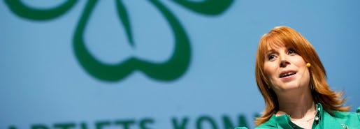 Centerns partiledare är 28 år och har en lön på 150 000. Är hon rätt person att kräva sänkta ingångslöner? Centerns partiledare är 28 år och har en lön på 150 000. Är hon rätt person att kräva sänkta ingångslöner?