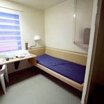 I gamla häktet fällde vårdaren ner persiennerna vid sovdags. Det tyckte arbetsgivaren var onödigt.