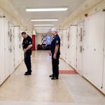 Att öppna dörren till en cell är det farligaste arbetsmomentet i ett häkte. Numera måste man därför vara minst två vårdare vid dörröppningar.