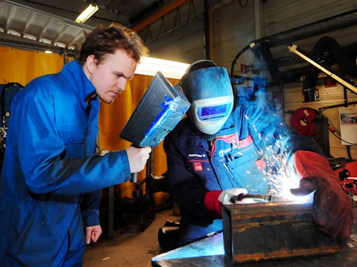 Emanuel Carlsson och Alexander Hallgren. Emanuel Carlsson och Alexander Hällgren tycker att det är bättre att få visa upp vad de kan på plats än att sitta hemma och söka jobb.