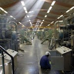 Vinnarbilden Juryns motivering: ”En vacker bild av vardagen på ett sågverk. Den klassiska kompositionen med ljuskäglorna som faller in från höger gör bilden tidlös. Det finns ett lugn över verkstaden som gör att stressen känns långt borta. Det märks också på mannen som arbetar med maskinen. Att solstrålarna silas ned genom en luft fylld av farliga gaser som dunstar från träet ger bilden en extra dimension.
Trots att reparatören inte har ögonkontakt med kameran lyckas fotografen förmedla en känsla av närvaro.”